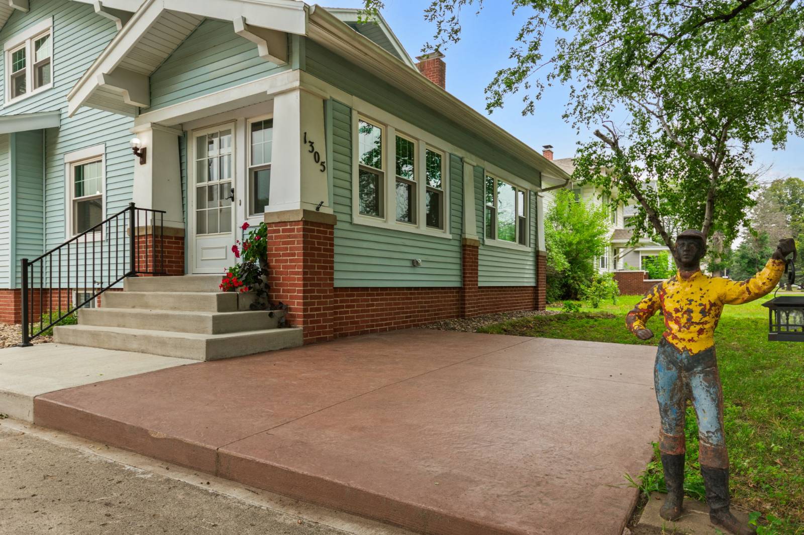 1305 Grand Ave