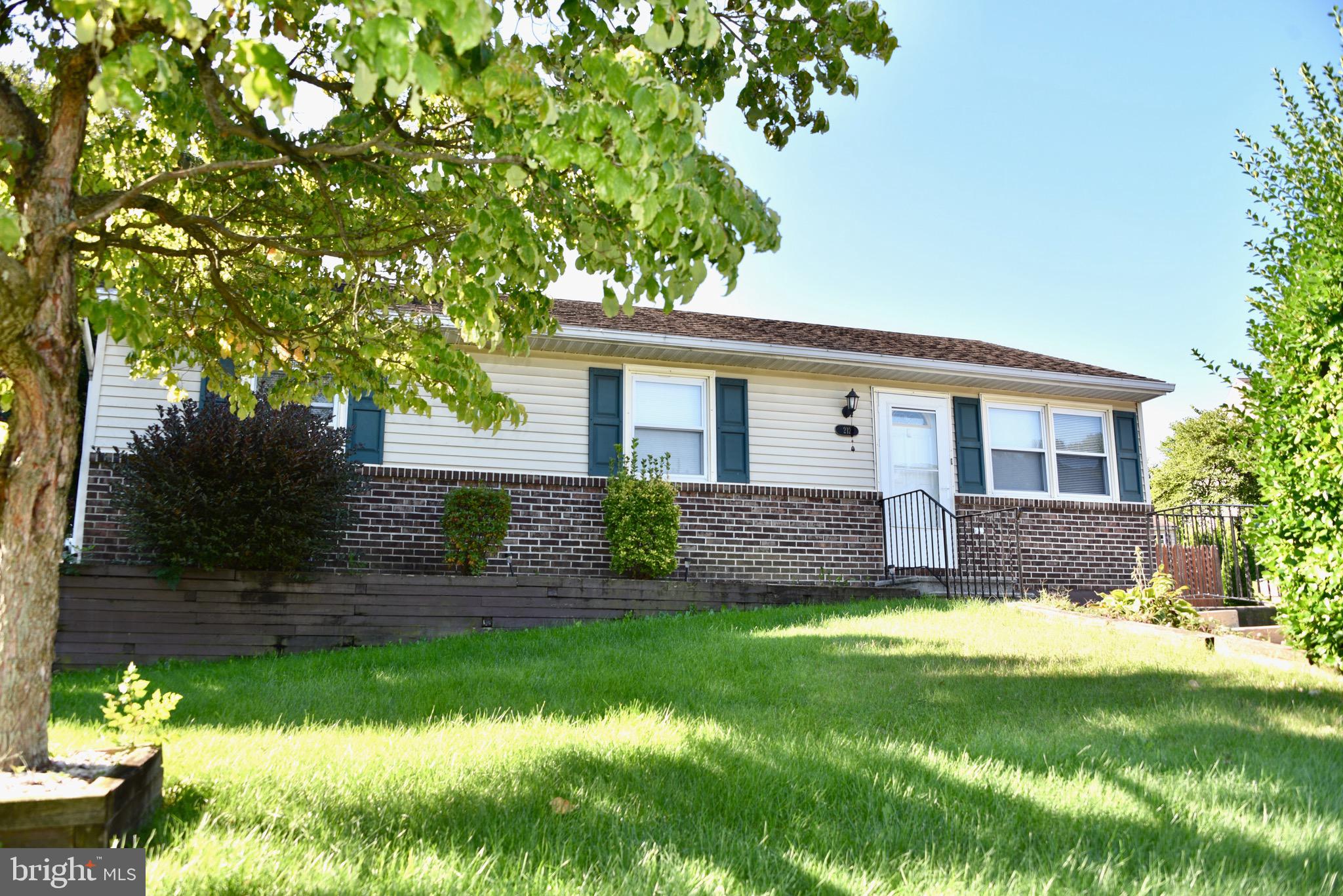212 W Meadow AVENUE