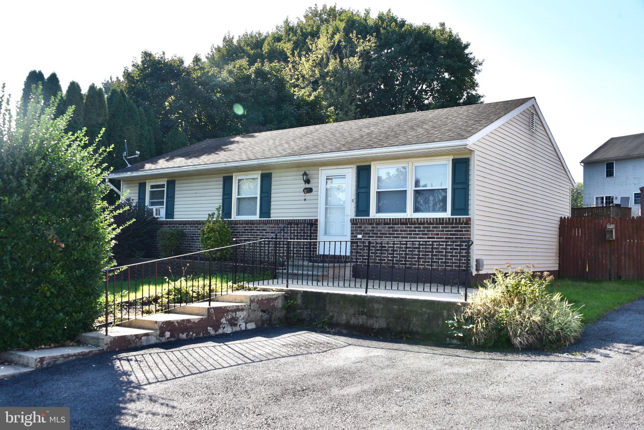 212 W Meadow AVENUE