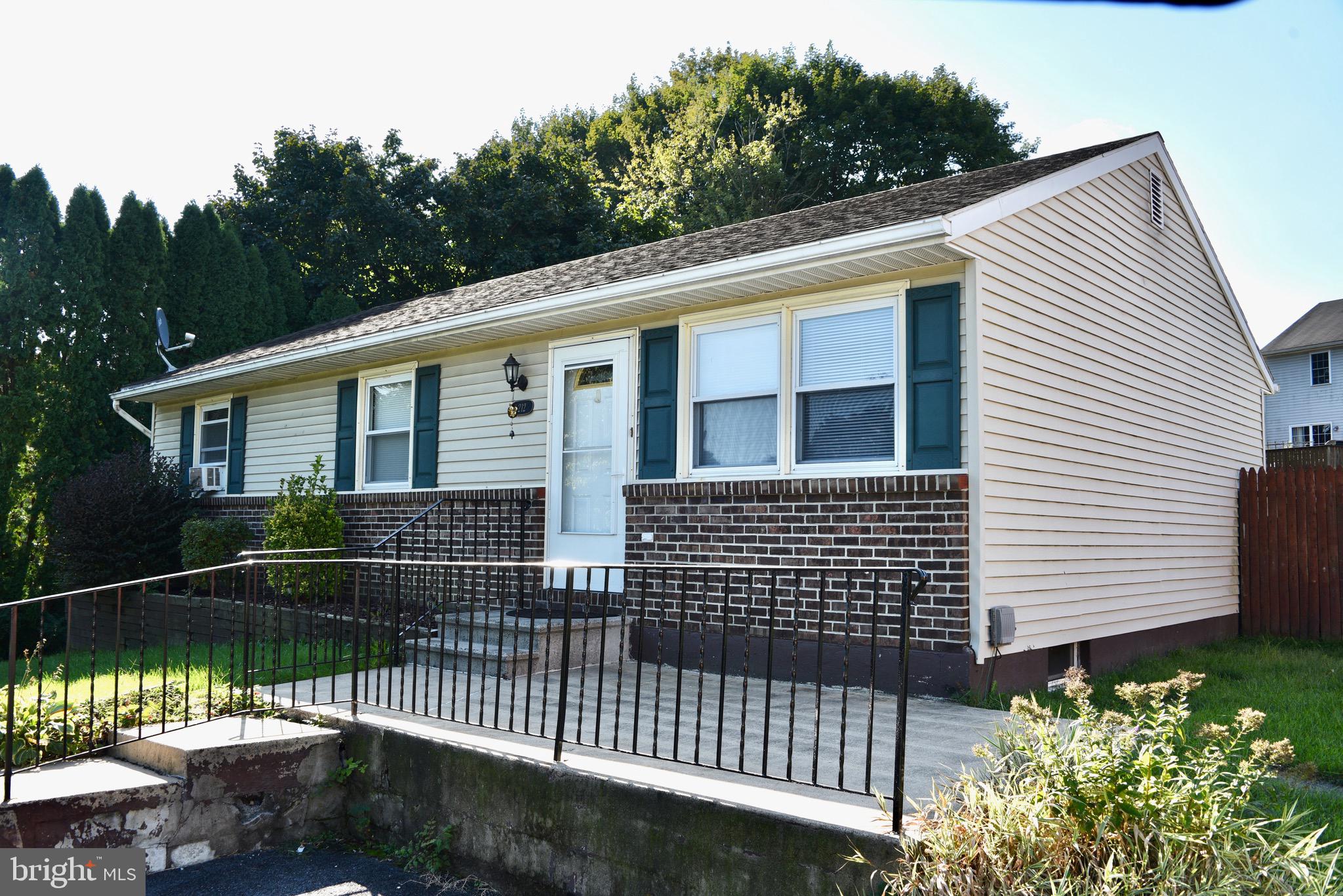 212 W Meadow AVENUE