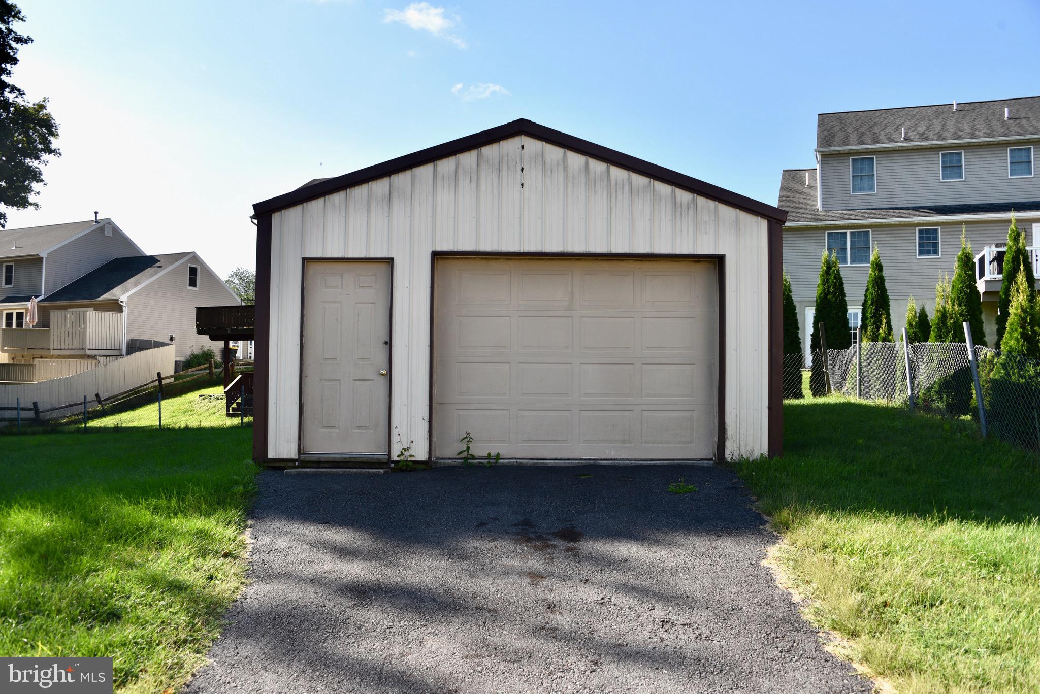 212 W Meadow AVENUE