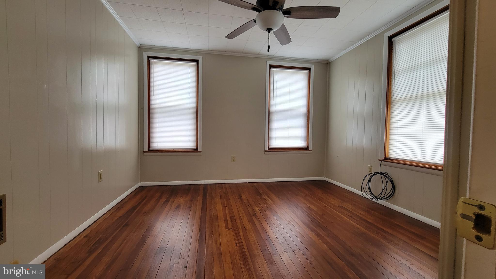 28 E Walnut St
