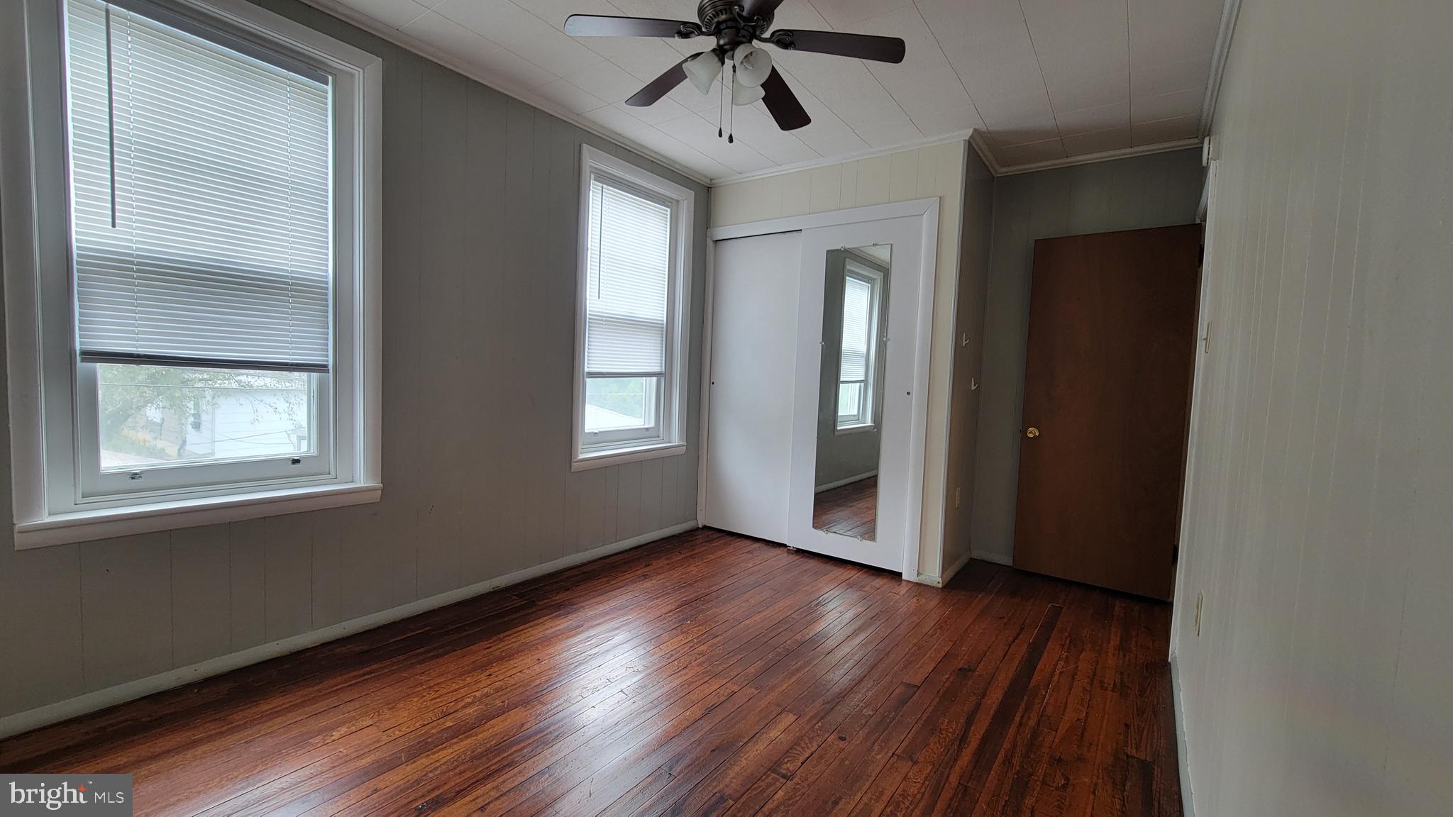 28 E Walnut St