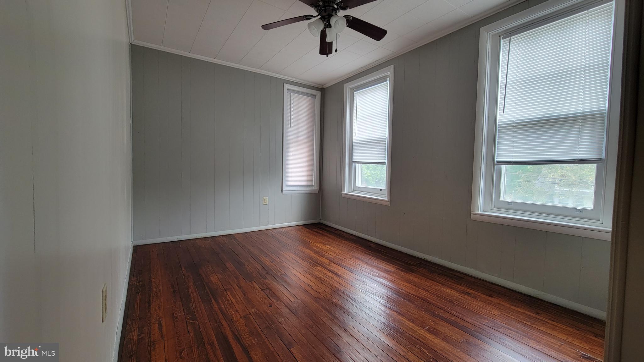 28 E Walnut St