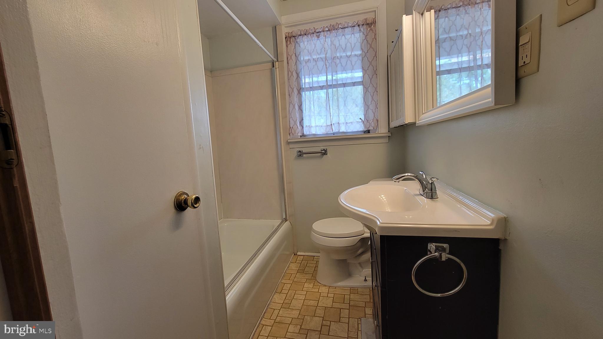 28 E Walnut St