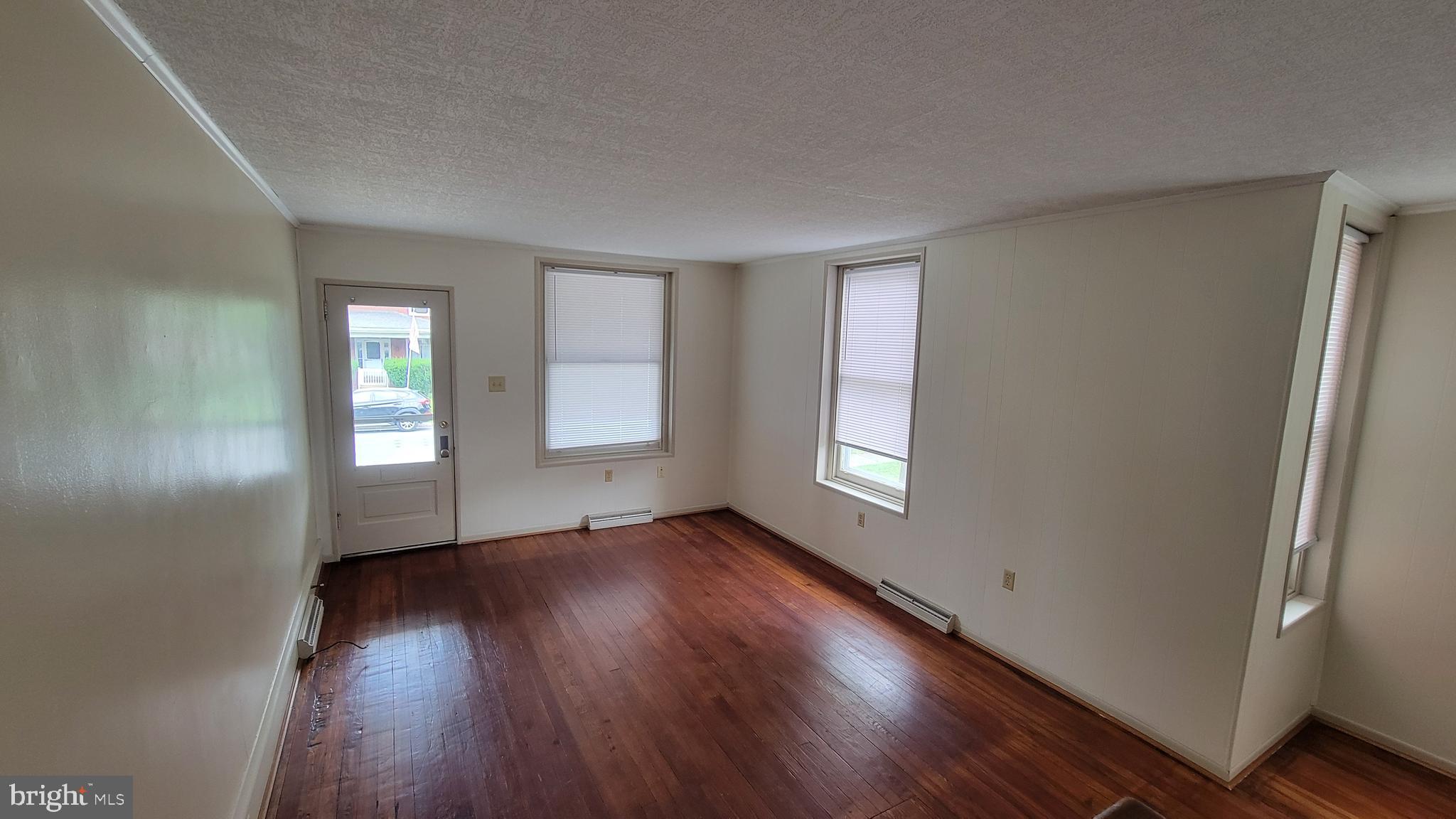 28 E Walnut St