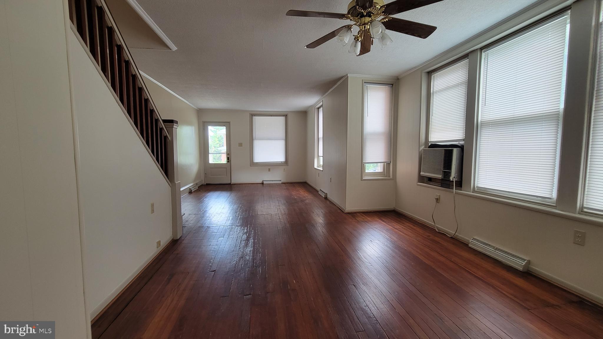 28 E Walnut St