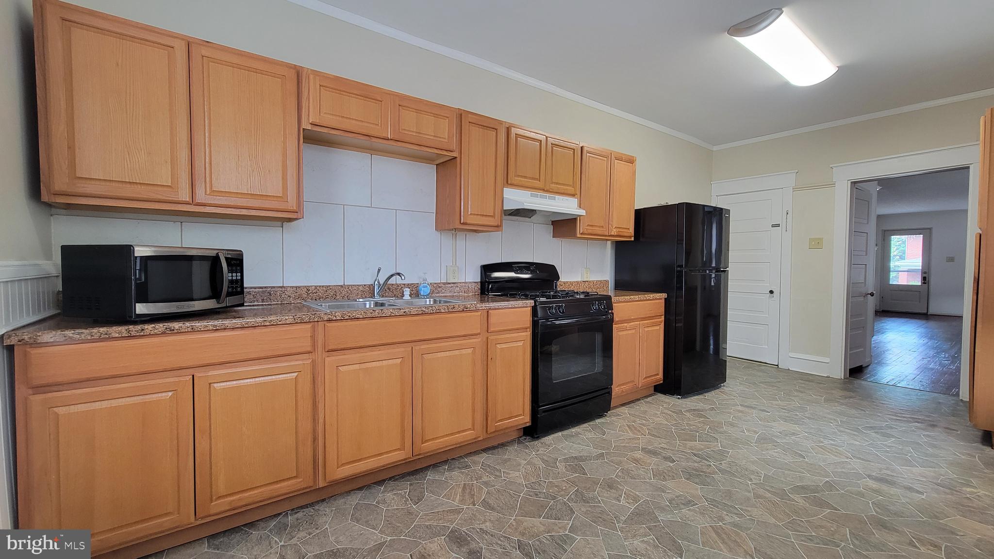 28 E Walnut St