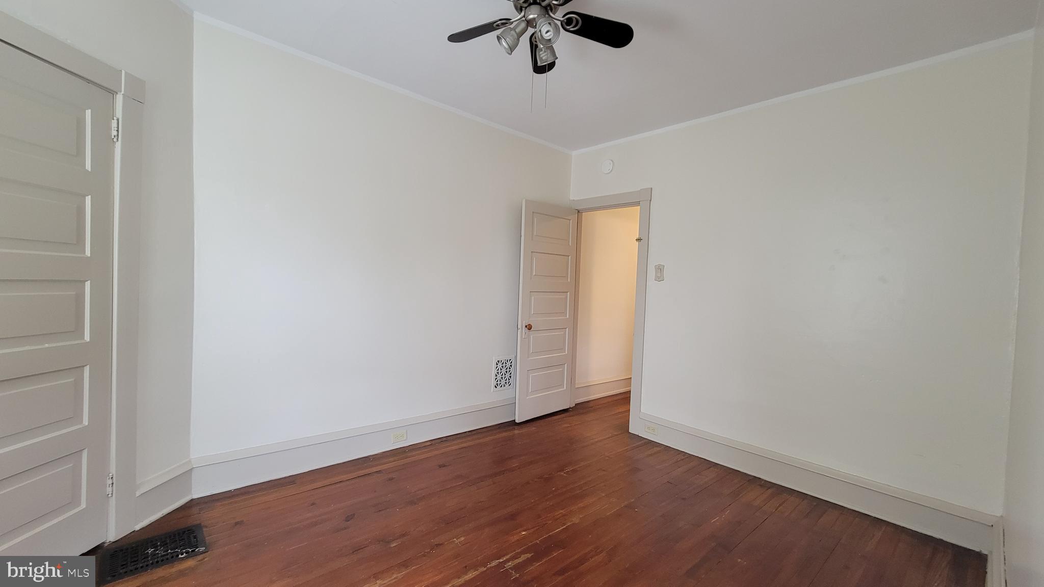 28 E Walnut St
