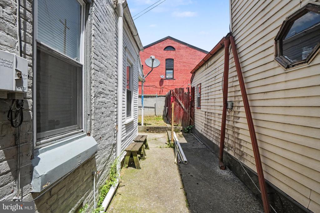 619 WILLOW STREET