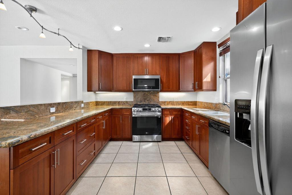 985 N Tuxedo Circle