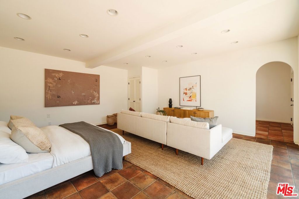 1565 N Columbus Avenue