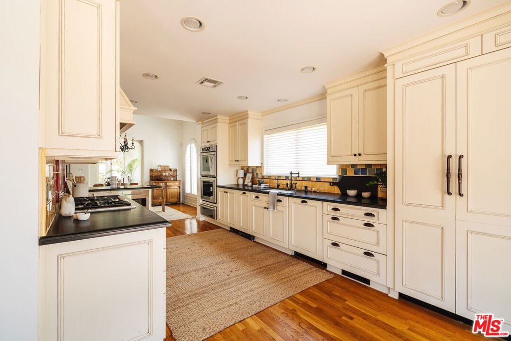 1565 N Columbus Avenue