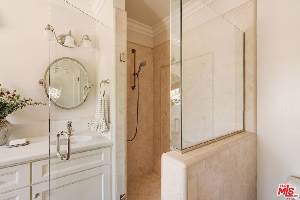 1565 N Columbus Avenue