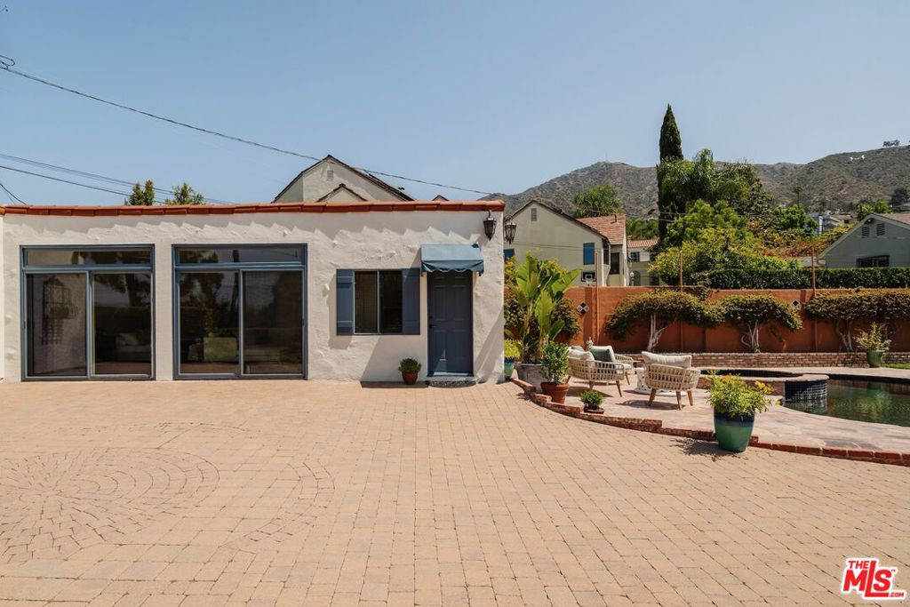 1565 N Columbus Avenue