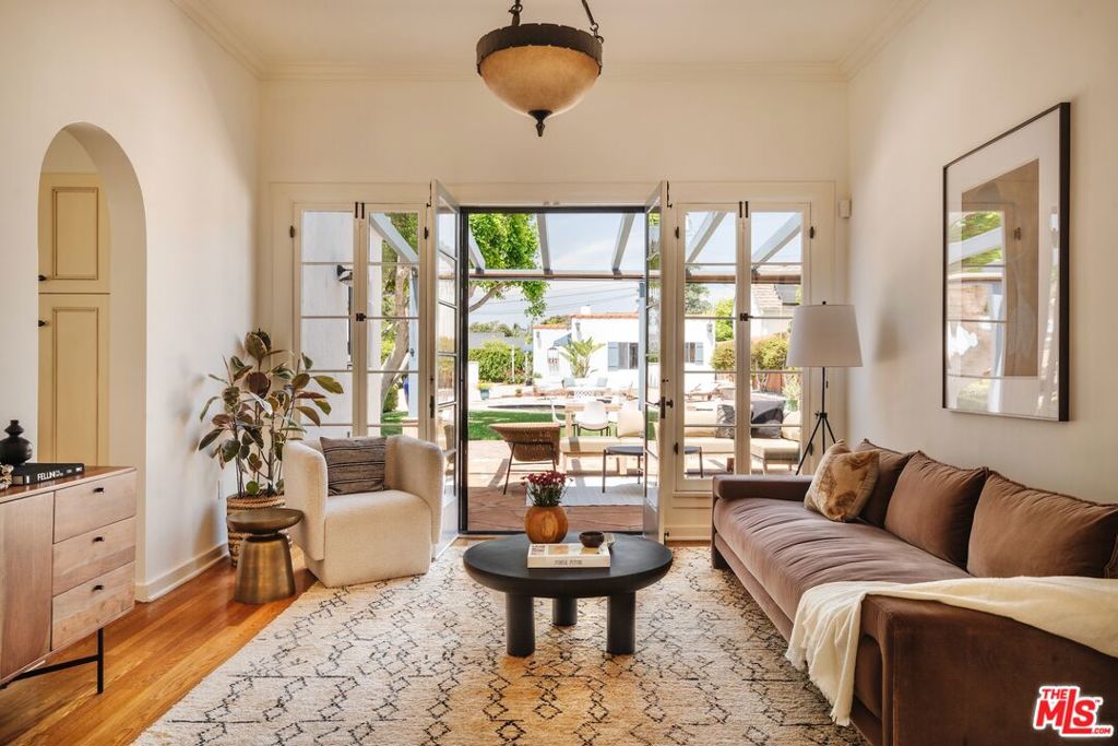 1565 N Columbus Avenue