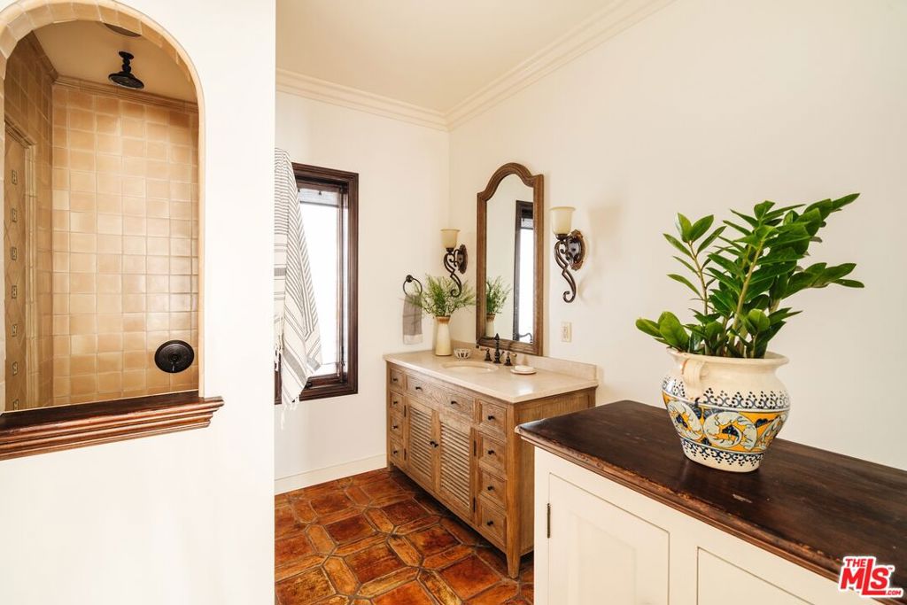 1565 N Columbus Avenue