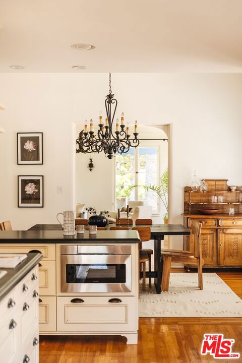 1565 N Columbus Avenue