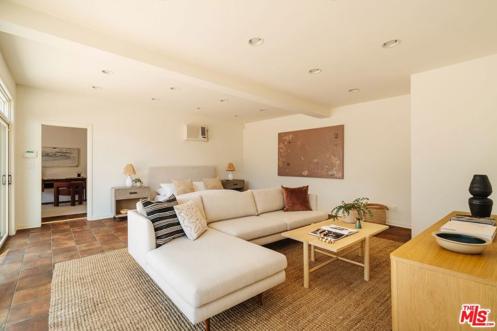 1565 N Columbus Avenue