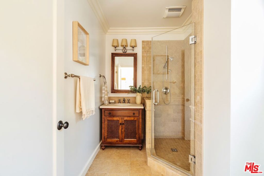 1565 N Columbus Avenue