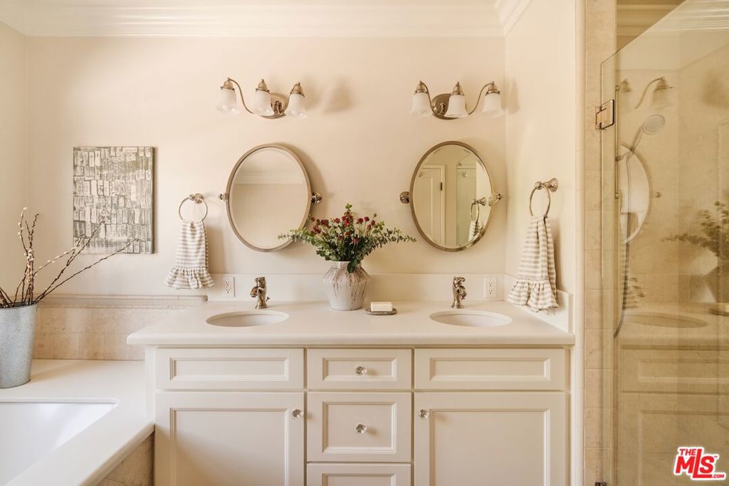 1565 N Columbus Avenue