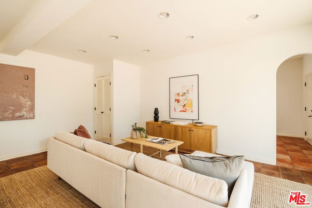 1565 N Columbus Avenue