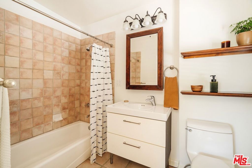 1565 N Columbus Avenue