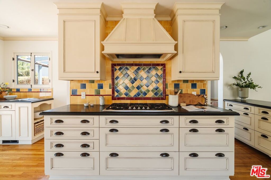 1565 N Columbus Avenue