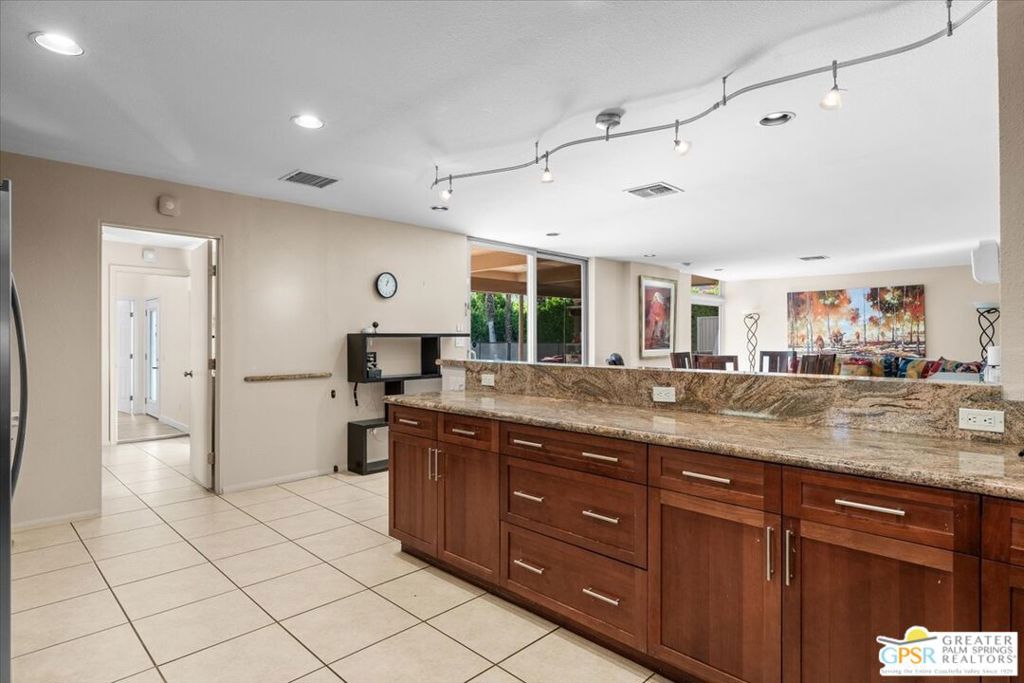 985 N Tuxedo Circle