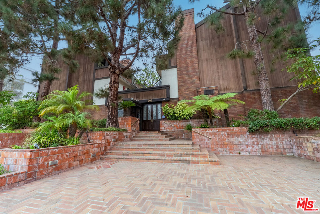202 San Vicente Boulevard 15