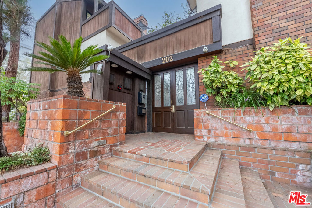 202 San Vicente Boulevard 15
