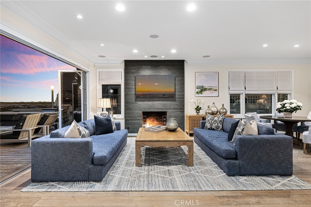 1217 E Balboa Boulevard