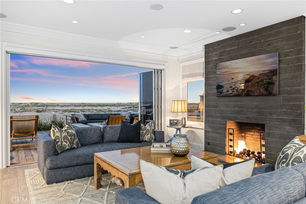 1217 E Balboa Boulevard