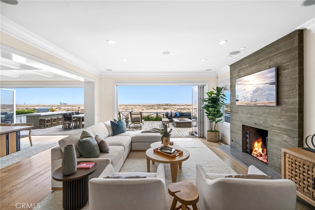 1217 E Balboa Boulevard