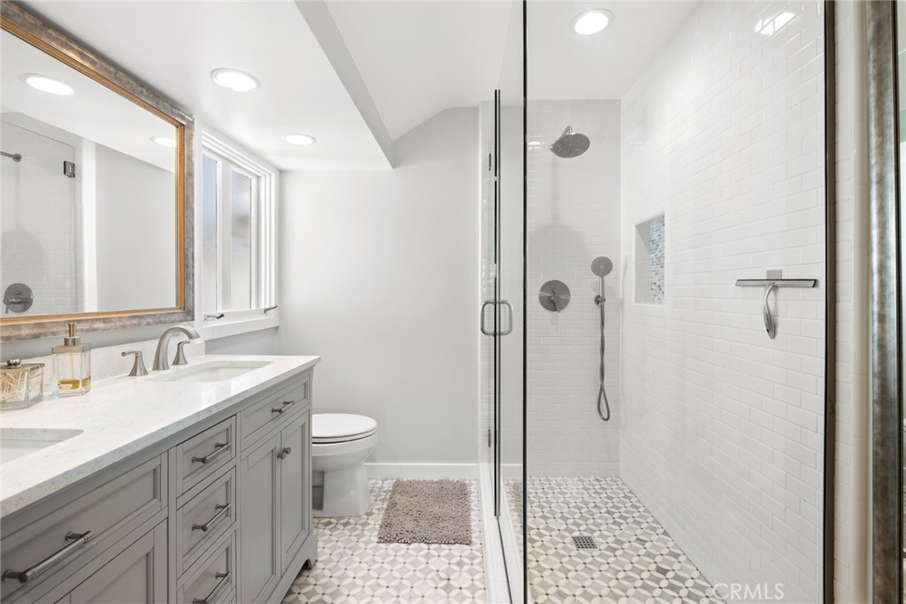 1018 E Balboa Boulevard