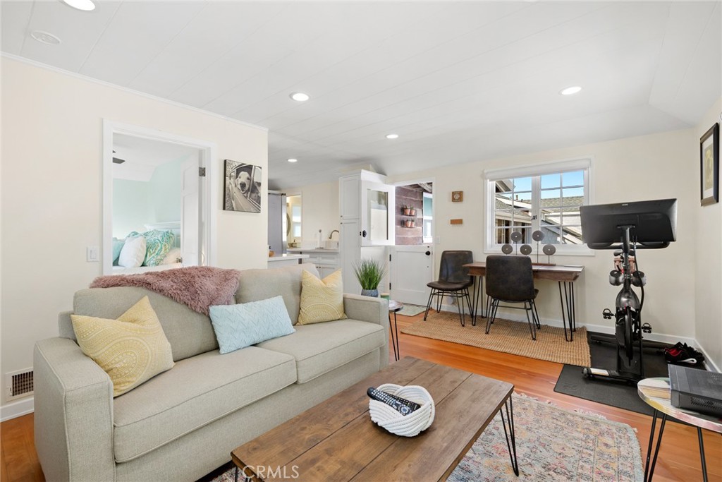 1018 E Balboa Boulevard