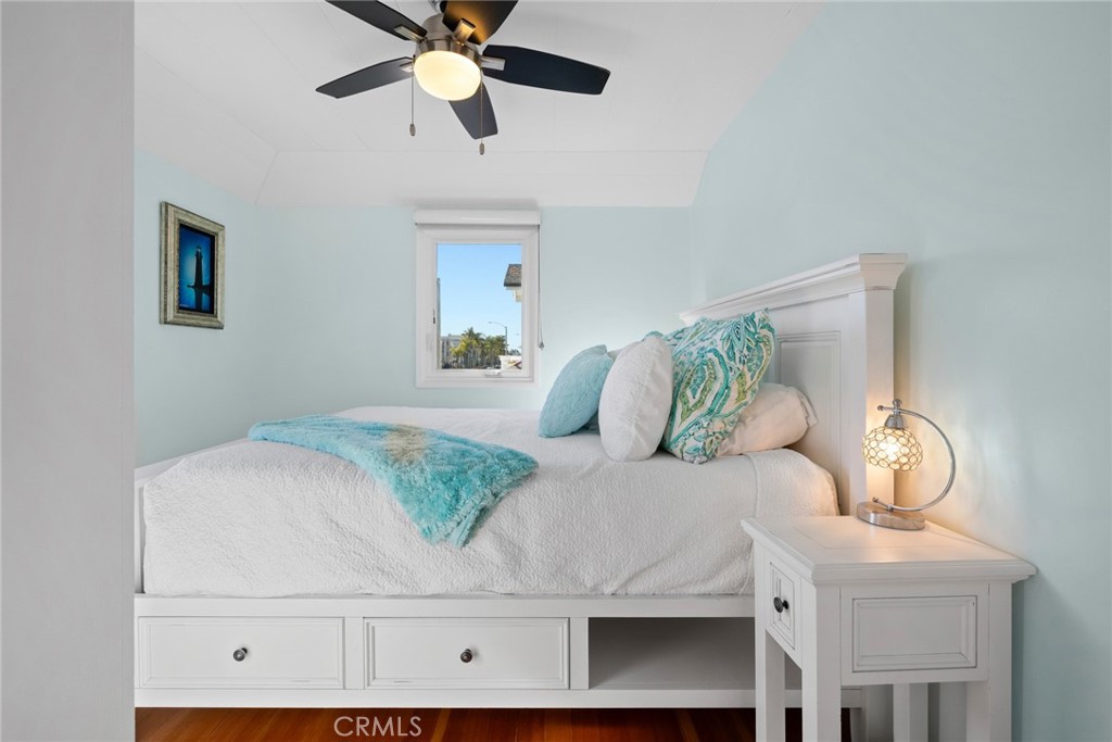 1018 E Balboa Boulevard