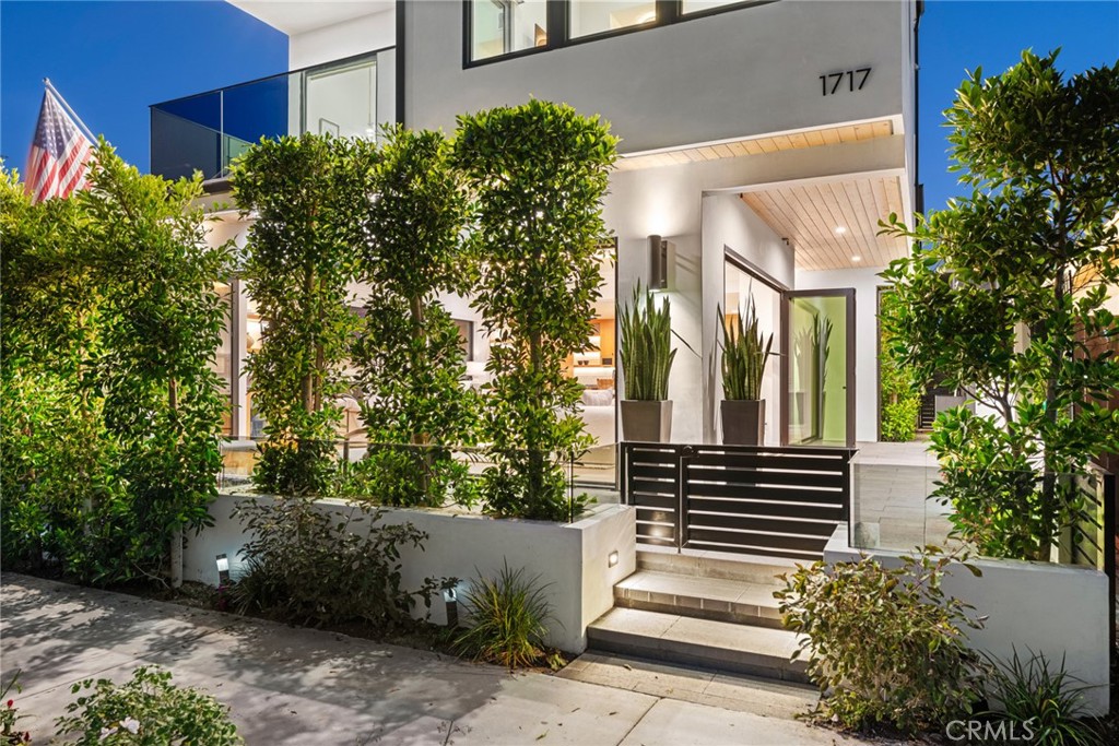 1717 E Ocean Boulevard