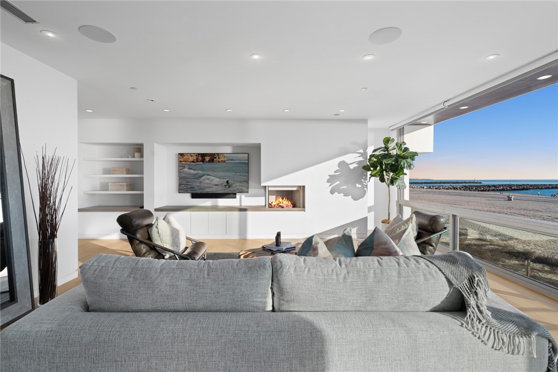 2144 E Oceanfront