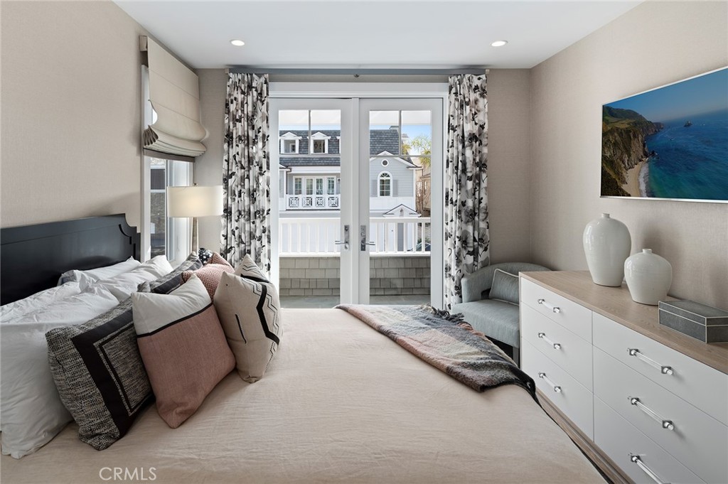 1212 E Balboa Boulevard