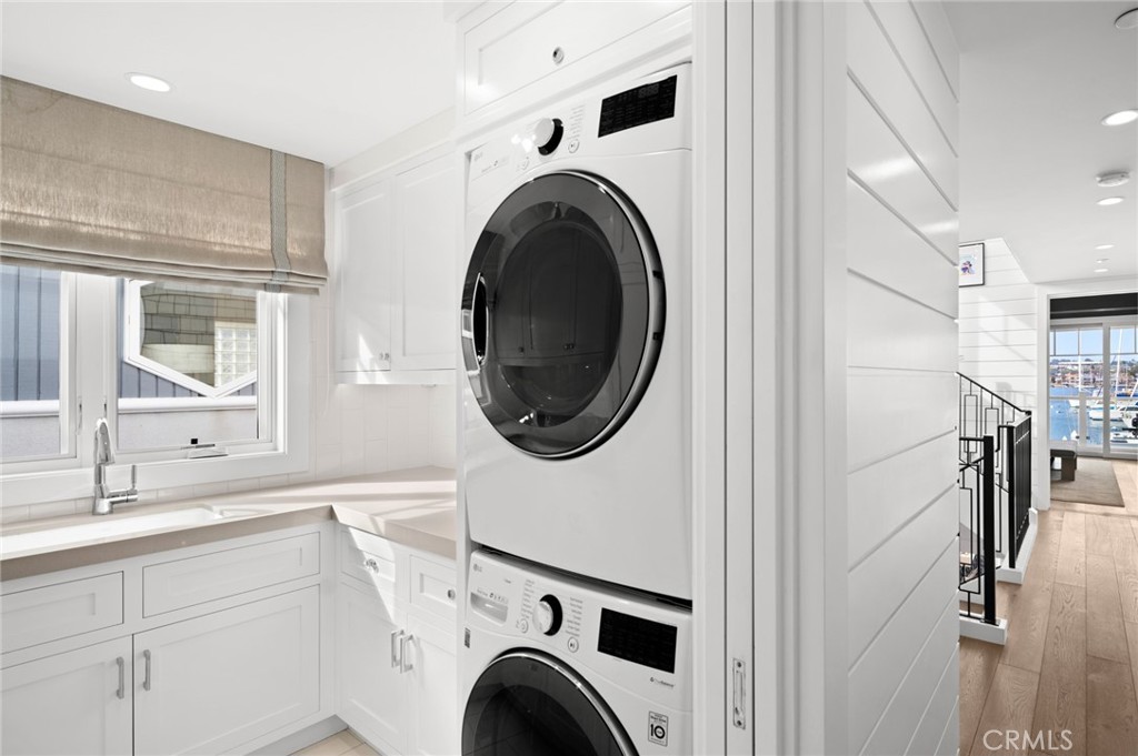 1212 E Balboa Boulevard