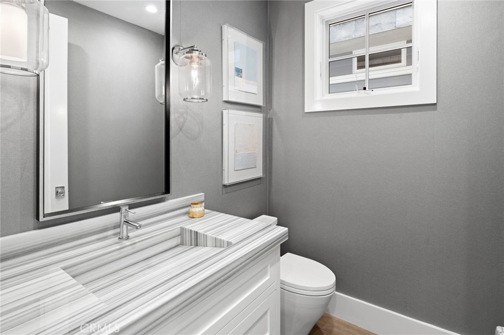 1212 E Balboa Boulevard