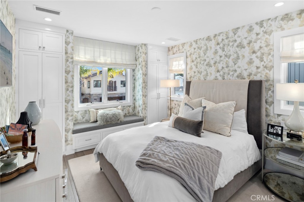 1212 E Balboa Boulevard