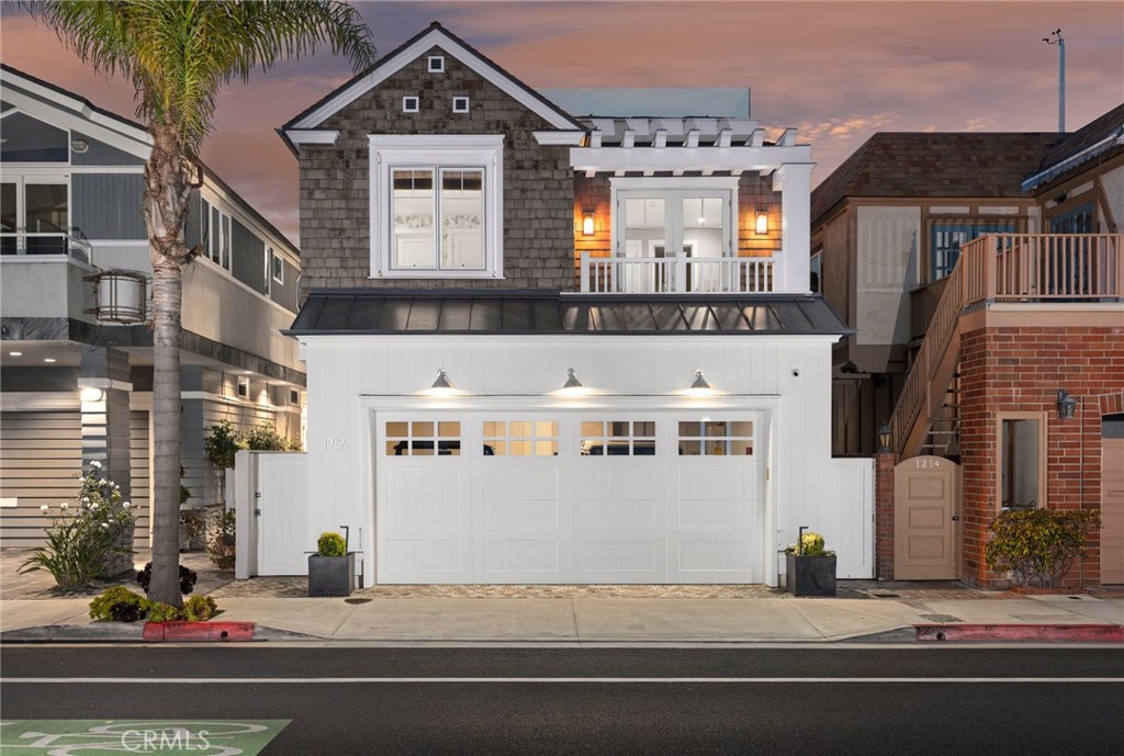 1212 E Balboa Boulevard