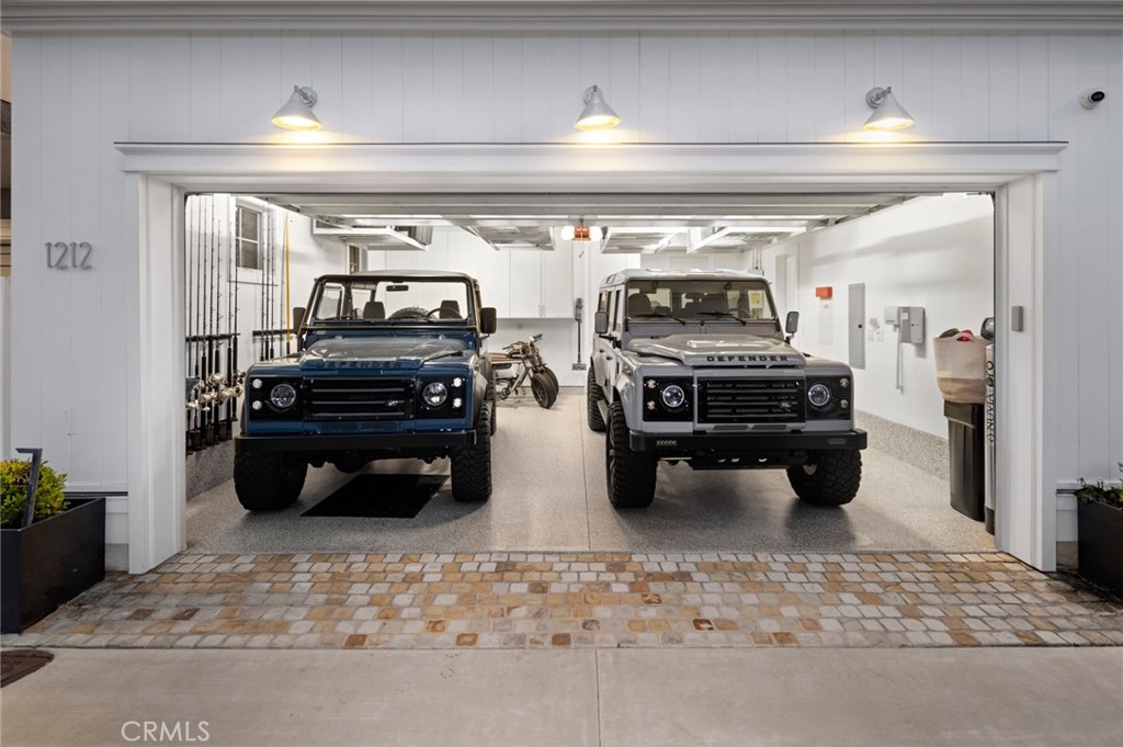 1212 E Balboa Boulevard