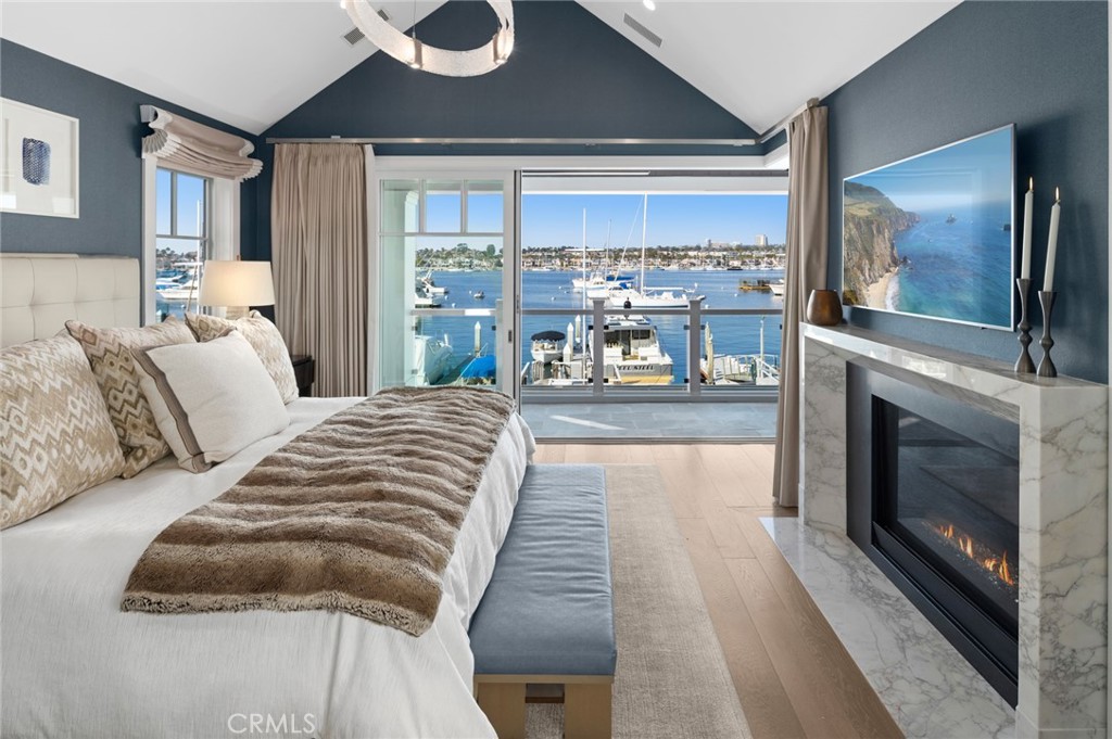 1212 E Balboa Boulevard