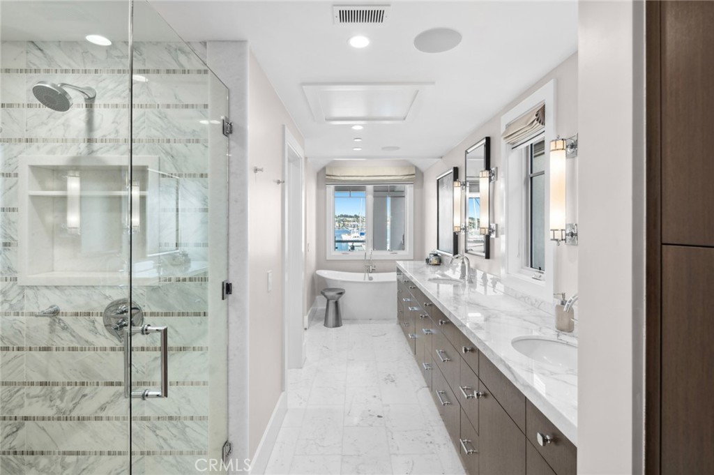 1212 E Balboa Boulevard