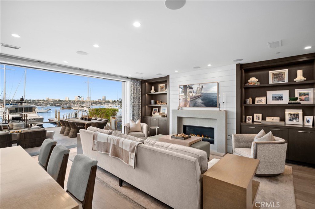 1212 E Balboa Boulevard