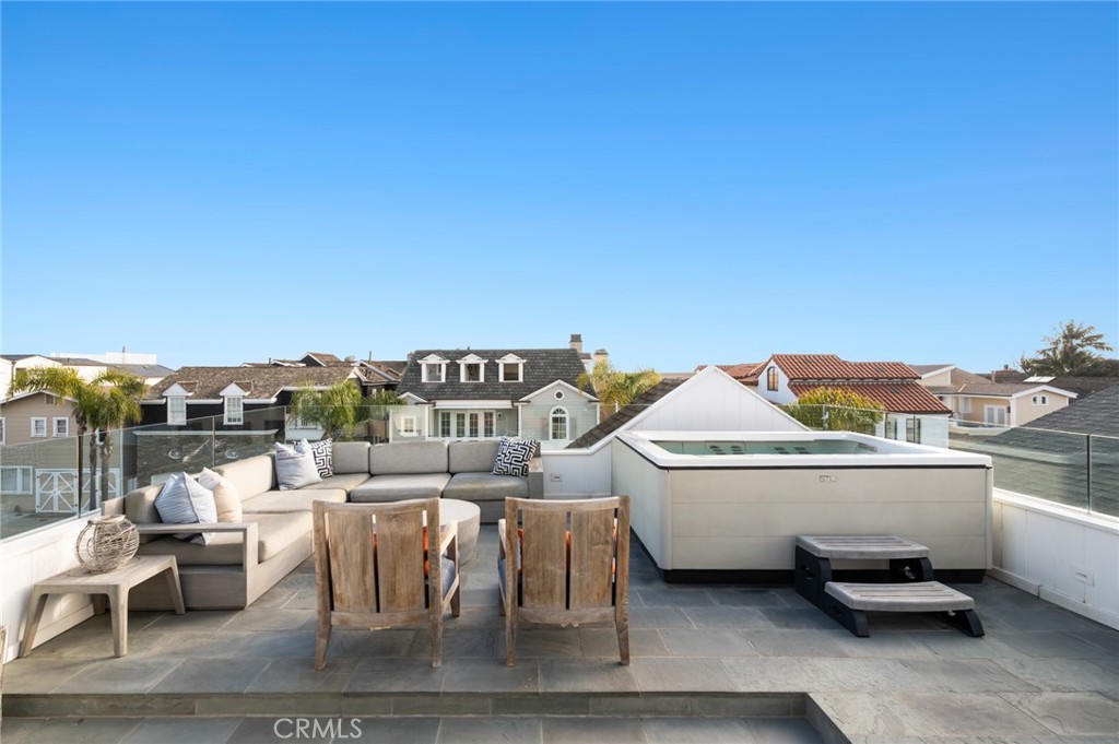 1212 E Balboa Boulevard