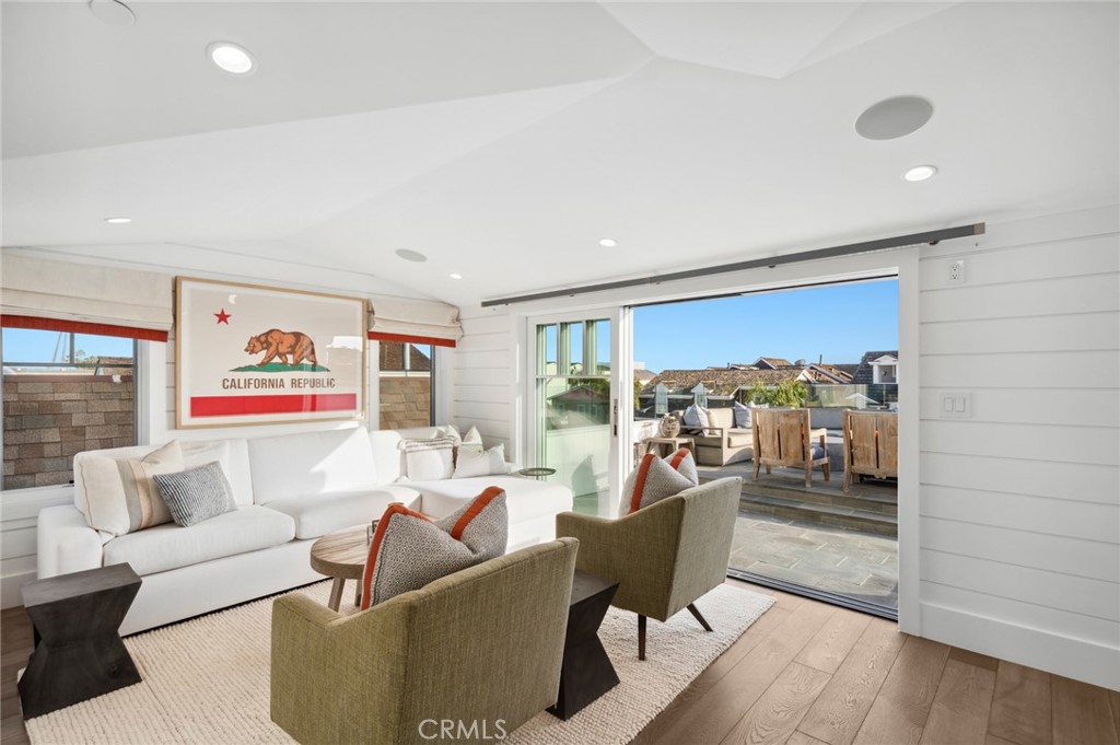 1212 E Balboa Boulevard